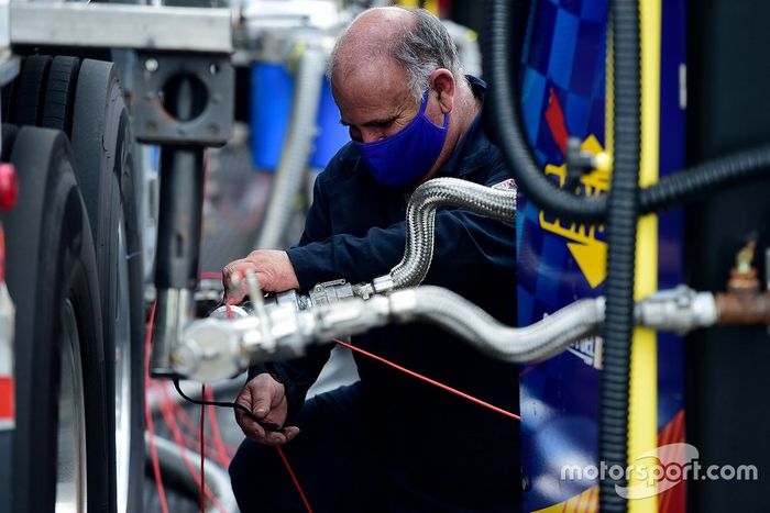 Los trabajadores de Sunoco cargan combustible para las carreras un día antes de la Copa Nascar