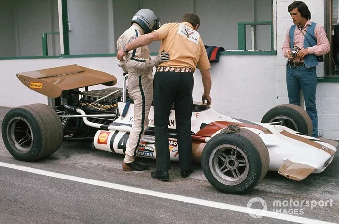 Pedro Rodríguez, BRM P153, los mecánicos trabajan en el monoplaza en el pit lane