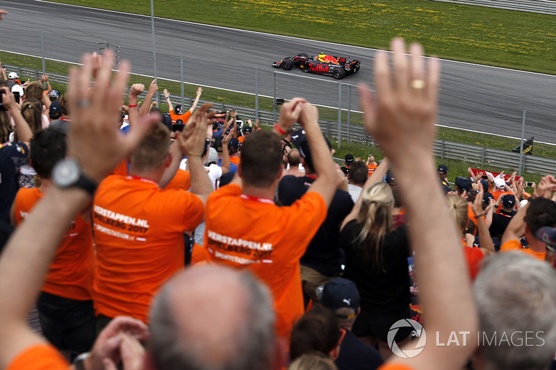 Max Verstappen, Red Bull Racing RB13 y sus fans en la tribuna