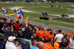 Max Verstappen, Red Bull Racing RB13 y la tribuna