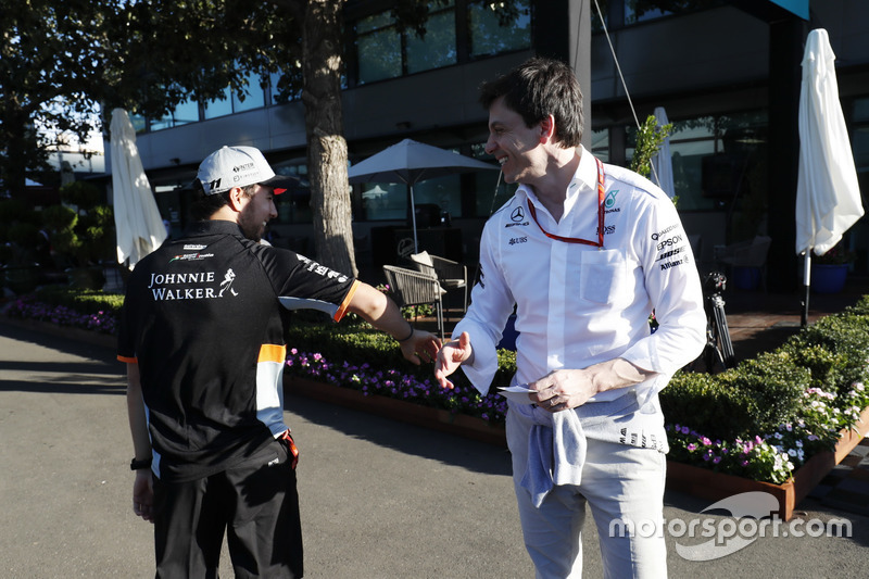 Sergio Pérez, Force India, saluda a Toto Wolff, Mercedes AMG, en el paddock