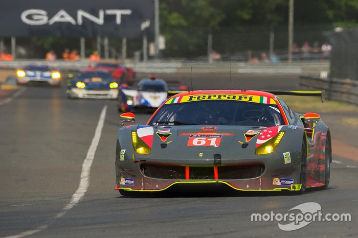 55°: #61 Clearwater Racing Ferrari 488 GTE: Mok Weng Sun, Matt Griffin, Keita Sawa