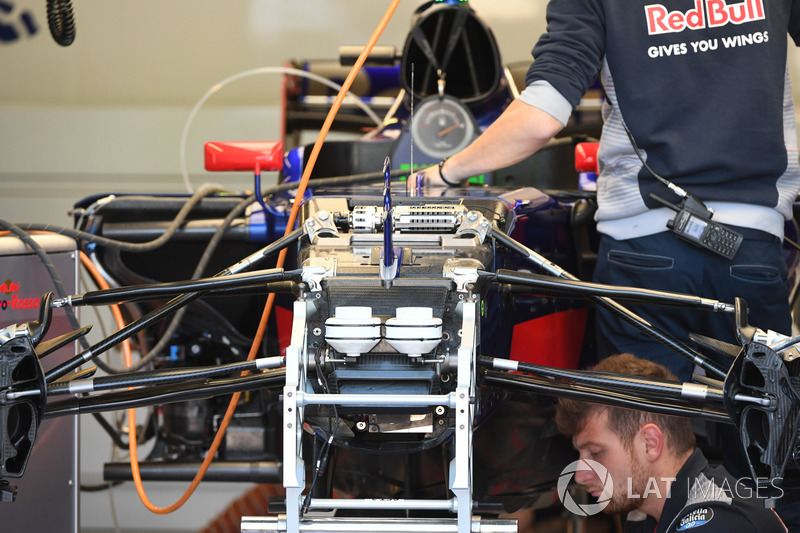 Передня підвіска і шасі Scuderia Toro Rosso STR12