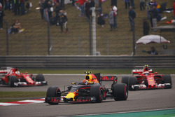 Макс Ферстаппен, Red Bull Racing RB13, Кими Райкконен, Ferrari SF70H, и Себастьян Феттель, Ferrari SF70H