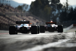 Stoffel Vandoorne, McLaren MCL32; Max Verstappen, Red Bull Racing RB13