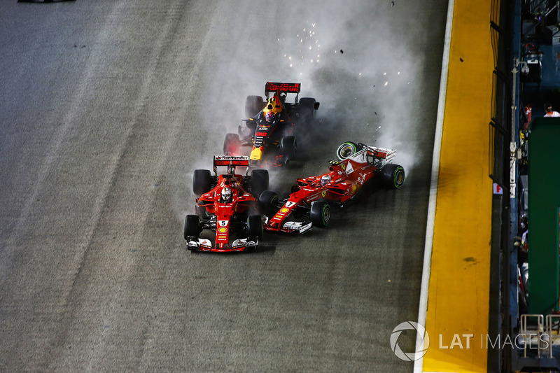 Choque de Sebastian Vettel, Ferrari SF70H, Kimi Raikkonen, Ferrari SF70H y Max Verstappen, Red Bull Racing RB13 en la arrancada