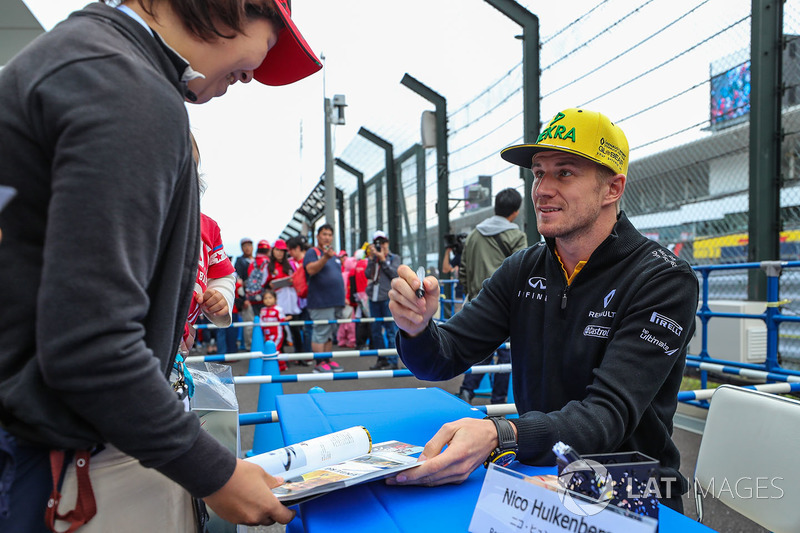 Nico Hulkenberg, Renault Sport F1 Team signs autographs for the fans