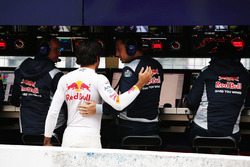 Carlos Sainz Jr., Scuderia Toro Rosso, on the Scuderia Toro Rosso pit wall