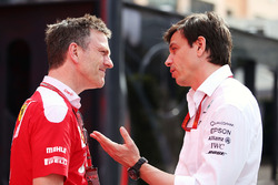 Джеймс Эллисон, технический директор по шасси Ferrari и Тото Вольф, руководитель Mercedes AMG F1