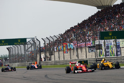Kimi Raikkonen, Ferrari SF16-H and Jolyon Palmer, Renault Sport F1 Team RS16 battle for position