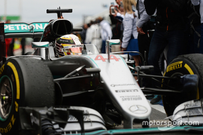 Race winner Lewis Hamilton, Mercedes AMG F1 W07 Hybrid enters parc ferme