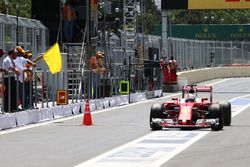 Sebastian Vettel, Ferrari SF16-H  pasa un cono de tráfico en los pits donde una tapa del drenaje sal
