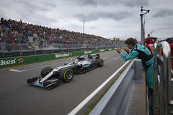 Seiger Lewis Hamilton, Mercedes AMG F1 W07 Hybrid nach der Zieldurchfahrt