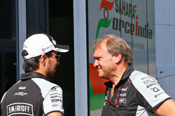 Sergio Perez, Sahara Force India F1; Robert Fernley, Sahara Force India F1, Stellvertretender Teamch
