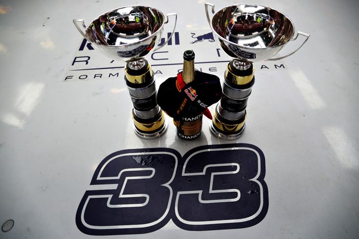 Los trofeos del ganador, Max Verstappen, Red Bull Racing