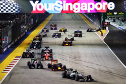 Nico Rosberg, Mercedes AMG F1 W07 Hybrid vor Daniel Ricciardo, Red Bull Racing RB12
