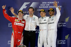 Podio: il vincitore della gara Nico Rosberg, Mercedes AMG F1 secondo Kimi Raikkonen, Ferrari, terzo