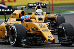 Jolyon Palmer, Renault Sport F1 Team RS16 leads team mate Kevin Magnussen, Renault Sport F1 Team RS1