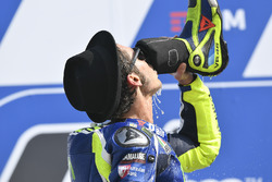 Друге місце Валентино Россі, Yamaha Factory Racing