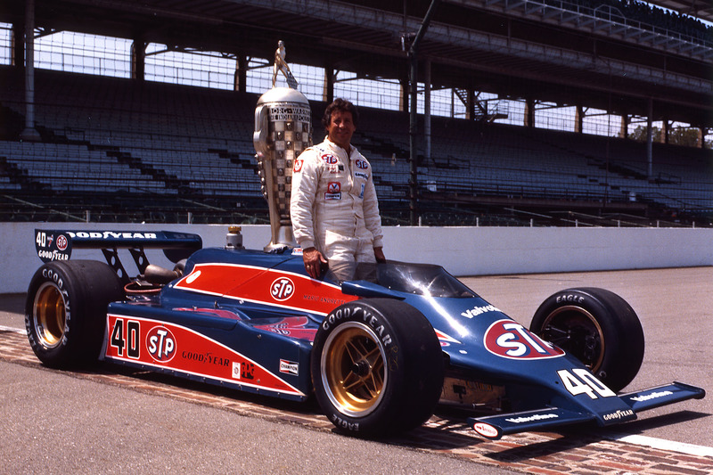 Mario Andretti en de trofee (voor plaats twee...)