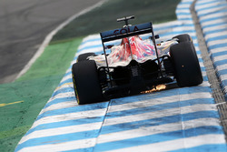 Daniil Kvyat, Scuderia Toro Rosso STR11, mit Funkenflug