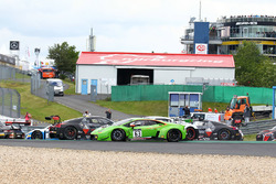 #63 GRT Grasser Racing Team Lamborghini Huracan GT3: Nicolas Pohler, Mirko Bortolotti crash