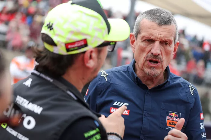 Alessio Salucci, teammanager van VR46, en Günther Steiner, teameigenaar van Tech3 KTM