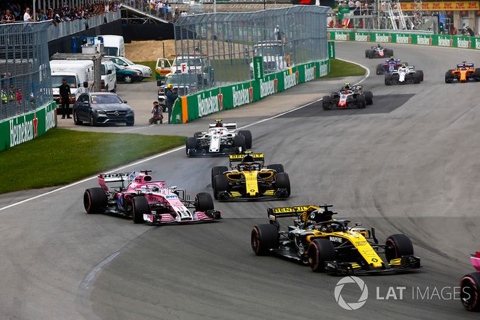 Sergio Perez, Force India VJM11, se va a la hierba tras tocarse con Carlos Sainz 