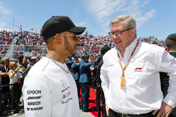 Гонщик Mercedes AMG F1 Льюис Хэмилтон и Росс Браун
