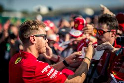 Sebastian Vettel, Ferrari firma autógrafos para los fanáticos