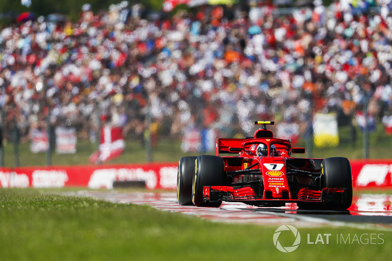 Terceiro colocado, Kimi Raikkonen subiu pela quinta vez seguida no pódio