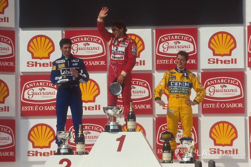 Podio: ganador de la carrera Ayrton Senna, McLaren, segundo lugar Damon Hill, Williams, tercer lugar