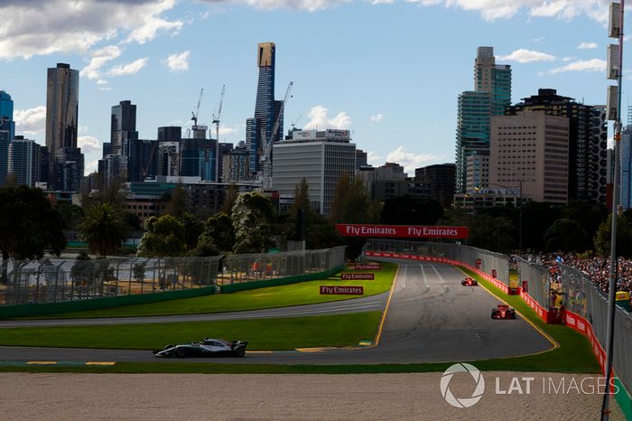 Lewis Hamilton, Mercedes AMG F1 W09, Kimi Raikkonen, Ferrari SF71H, ySebastian Vettel, Ferrari SF71H