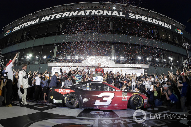 Austin Dillon, Richard Childress Racing Chevrolet Camaro, merayakan kemenangan Daytona 500