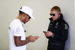 Valtteri Bottas, Mercedes AMG F1, Lewis Hamilton, Mercedes AMG F1, wear sunglasses and use their phones ahead of the race