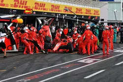 Kimi Raikkonen, Ferrari SF71H, maakt een pitstop