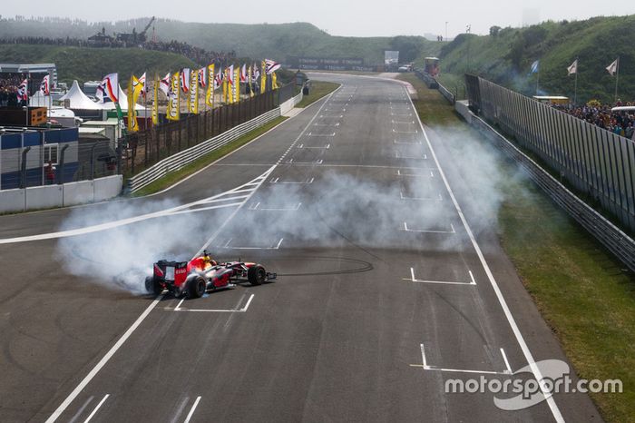 Max Verstappen con RB8 durante Jumbo Race Days