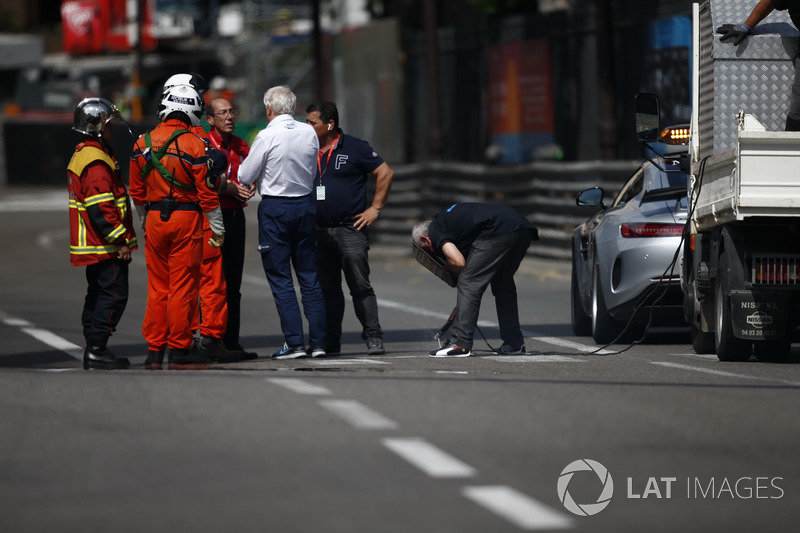 Charlie Whiting, FIA Delegesi, ikinci antrenman seansının kırmızı bayrakla durdurulmasına neden olan gevşek rögar kapağının tamirini izliyor