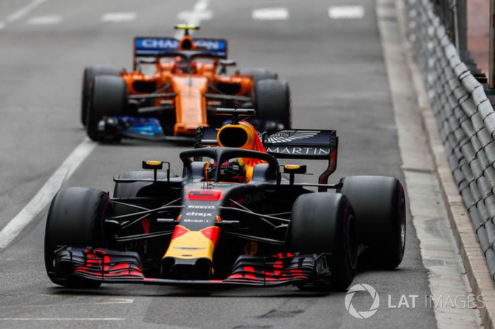 Daniel Ricciardo, Red Bull Racing RB14, y Stoffel Vandoorne, McLaren MCL33