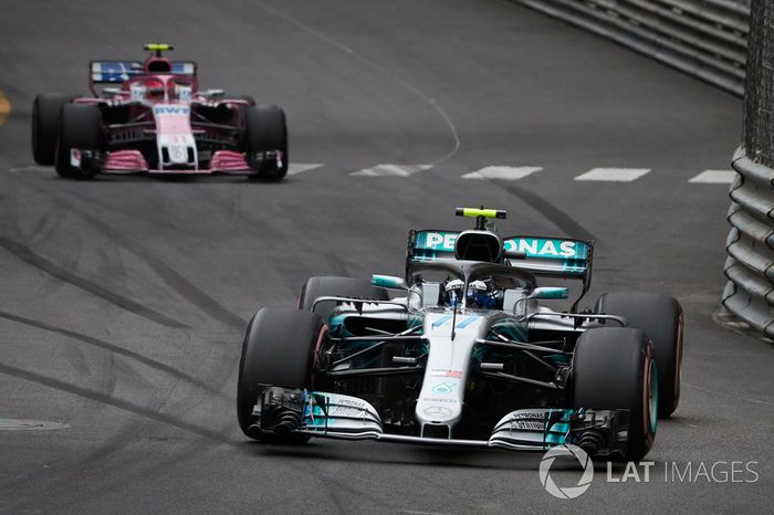 Valtteri Bottas, Mercedes AMG F1 W09, leads Esteban Ocon, Force India VJM11