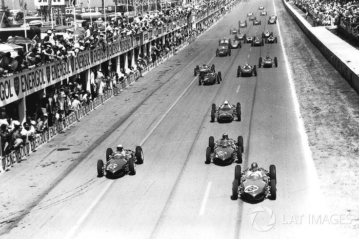 Richie Ginther precede Phil Hill, Wolfgang von Trips, tutti su Ferrari Dino 156, Stirling Moss, Lotus 18-Climax, Graham Hill, BRM P48/57-Climax, John Surtees, Cooper T53-Climax, Innes Ireland, Jim Clark, entrambi su Lotus 21-Climax, e Tony Brooks, BRM P48/57-Climax, alla partenza