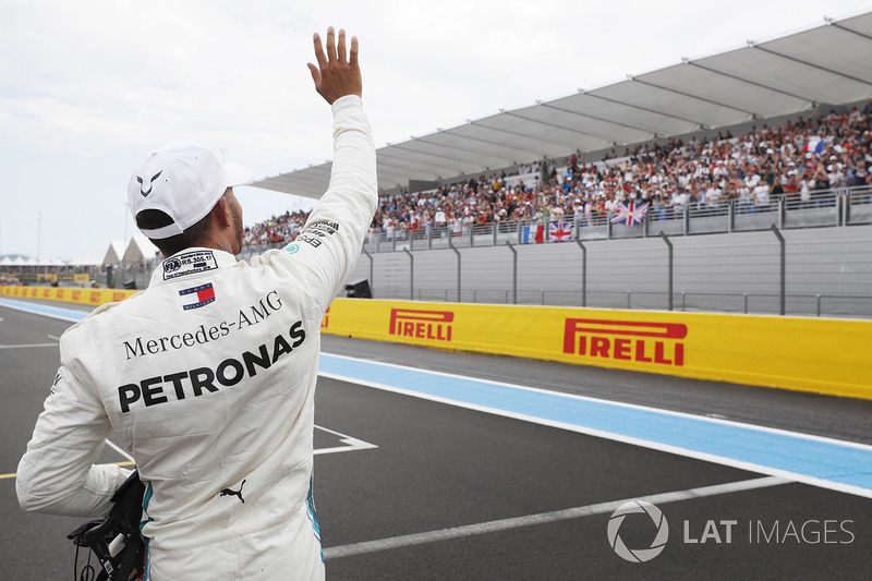 Lewis Hamilton, Mercedes AMG F1, saluta i tifosi dopo aver conquistato la pole position