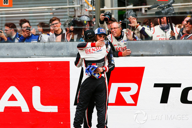 Fernando Alonso, Toyota Gazoo Racing, Sébastien Buemi, Toyota Gazoo Racing, zaferi kutluyor