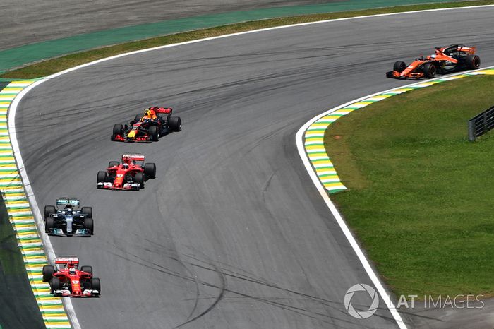 Sebastian Vettel, Ferrari SF70H líder al inicio