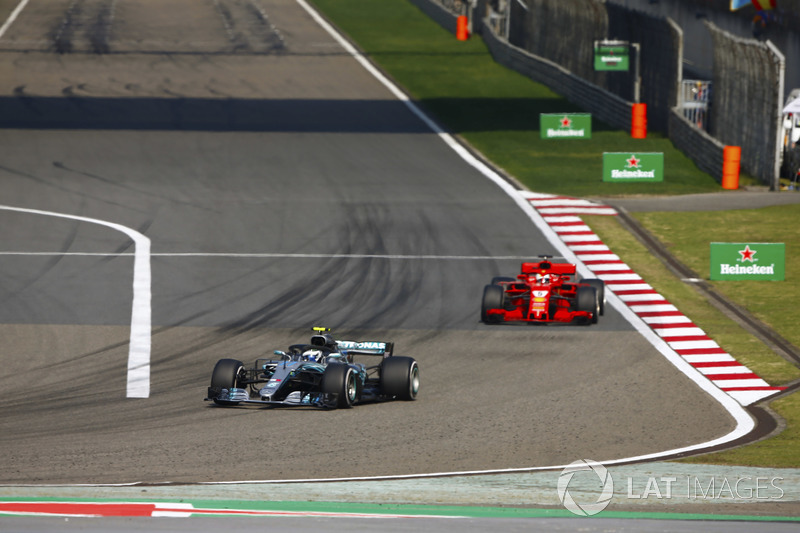 Valtteri Bottas, Mercedes AMG F1 W09, leads Sebastian Vettel, Ferrari SF71H