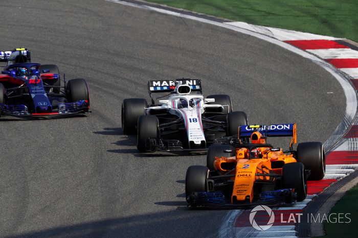 Stoffel Vandoorne, McLaren MCL33 Renault, Lance Stroll, Williams FW41 Mercedes, y Pierre Gasly, Toro Rosso STR13 Honda