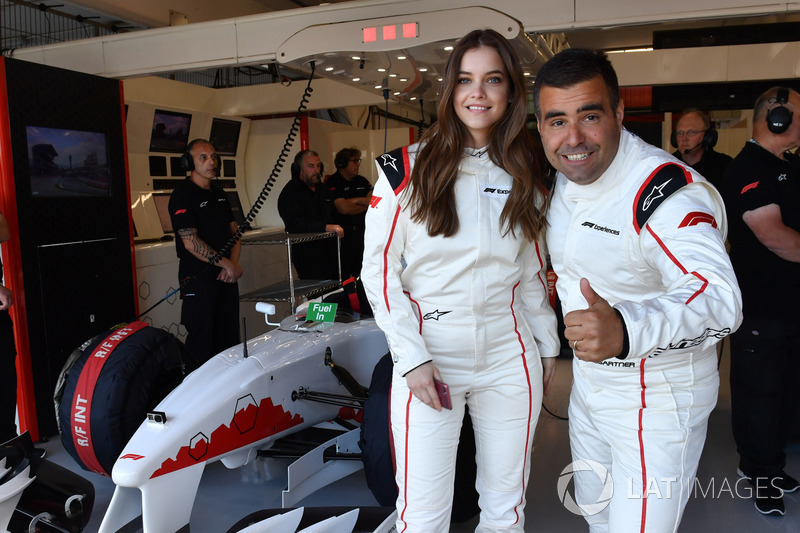 F1 Experiences: Model Barbara Palvin bersama Zsolt Baumgartner, pengemudi mobil F1 Experiences