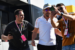 Fernando Alonso, McLaren fans selfie