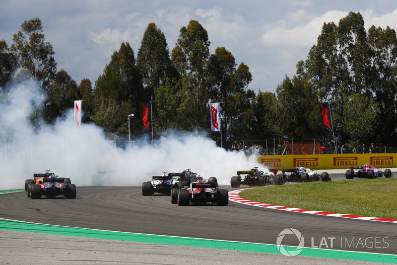 Romain Grosjean, Haas F1 Team VF-18, gira causando un accidente que implica a Nico Hulkenberg, Renault Sport F1 Team R.S. 18, y Pierre Gasly, Toro Rosso STR13