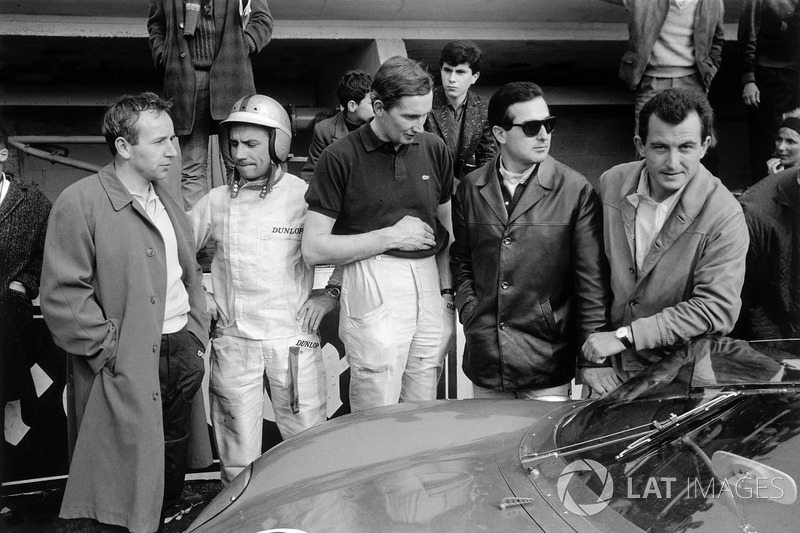 Los pilotos de Ferrari en los boxes: John Surtees, Willy Mairesse, Michael Parkes, Lorenzo Bandini y Ludovico Scarfiotti